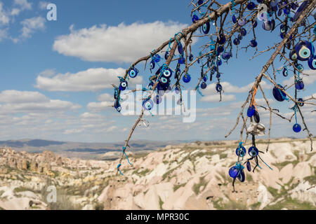 Blau Evil Eye beads Hängen an einem Baum mit Blick auf das Tal von Göreme in Kappadokien Stockfoto