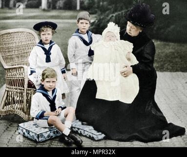 Queen Victoria mit ihrem großen - granchildren in Osborne House, Isle of Wight, 1900. Artist: Unbekannt. Stockfoto