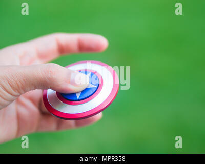 Hand mit einem fidget Spinner im Freien Stockfoto