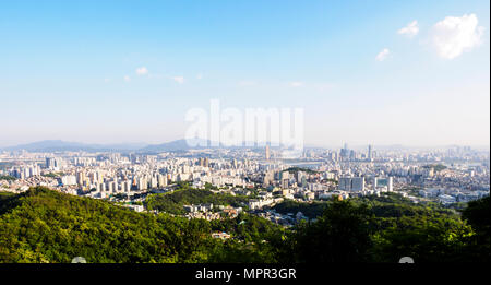 Panoramablick von Seoul aus dem Asan Berg, Südkorea Stockfoto