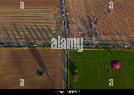 Ländliche Kreuzung aus einem Heißluftballon gesehen. Personen und weiteren Hot Air Ballon am Boden. Stockfoto