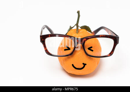 Smiley orange das Tragen der Brille auf weißem Hintergrund. cartoon emotion Gesicht orange isoliert Stockfoto