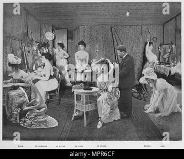 'L' Habillage Dans Les Loges", 1900. Artist: Unbekannt. Stockfoto