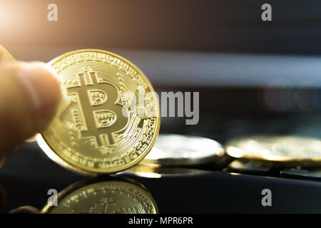 Münzen - cryptocurrency Litecoin, Bitcoin, des Astraleums, Welligkeit cryptocurrency Konzept Bestand an materiellen bitcoins Gold und Silber Münzen Stockfoto