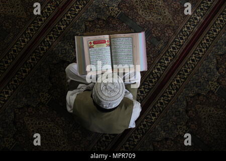 Srinagar, Indien. 23 Mai, 2018. Kinder Rezitieren des Korans in der lokalen Madrasa am Vorabend der 'Ramadan' Ramadan populär bekannt als Ramadan oder Ramzan ist der neunte Monat im Islamischen Kalender der Muslime Es ist eine Zeit, in der Muslime auf der ganzen Welt konzentrieren sich auf das Gebet, das Fasten, und religiöse Hingabe. Im letzten Drittel des Ramadan ist ein besonders heiligen Periode, wie sie gedenkt, wenn die (Qu'ran) ersten Verse des heiligen Propheten Mohammad (Friede sei mit ihm) Credit: Arfath Naseer/Pacific Press/Alamy Leben Nachrichten aufgedeckt wurden Stockfoto