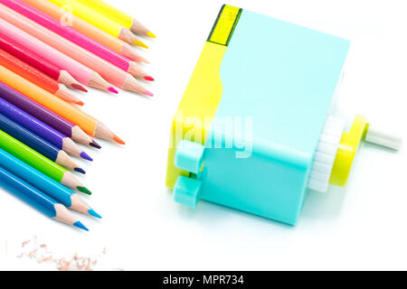 Pastell blau gelb Rotary Bleistiftspitzer Späne mit hölzernen Bunte Bleistifte auf weißem Hintergrund, zurück in die Schule Bildung Konzept Stockfoto