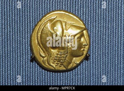 Griechische Münze, Kopf der Athena auf einer Gold stater Alexander des Großen, 336-323 v. Chr.. Artist: Unbekannt. Stockfoto