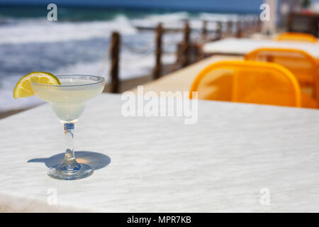 Cocktail Gläser auf das Meer im Hintergrund. Margarita Stockfoto