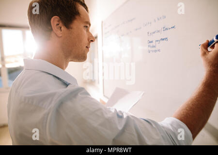 Unternehmer Notizen auf einem Brett. Nahaufnahme des Menschen schreiben an Bord. Stockfoto