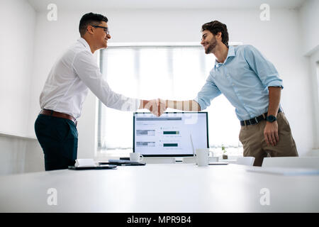 Kollegen die Hände schütteln in der Konferenz. Gerne Unternehmer Begrüßung im Tagungsraum. Stockfoto