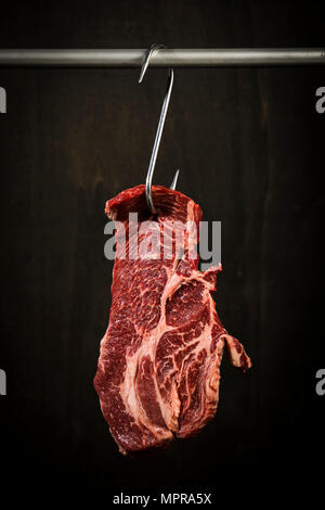 Raw american Chuck Eye Steak auf Haken Stockfoto