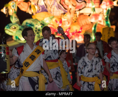 Akihiko Onodera, Aomori Bürgermeister, führt links eine kleine Nebuta-Parade tagsüber 30. jährlichen Japan in Misawa Air Base, Japan, 7. April 2017. Zum ersten Mal zog Misawa Bewohner einen Nebuta Schwimmer auf der Basis Straße in Bekräftigung der Commit, Vertrauen und Freundschaft zwischen den USA und Japan Kräften. (Foto: U.S. Air Force Airman 1st Class Sadie Colbert) Stockfoto