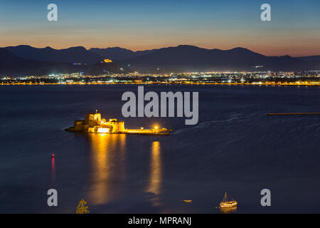 Griechenland, Peloponnes Argolis, Nauplia, Argolischer Golf, Blick auf die Burg Bourtzi am Abend Stockfoto