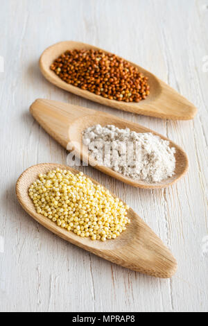 Löffel mit goldenen und braunen Hirse Hirse essen Stockfoto