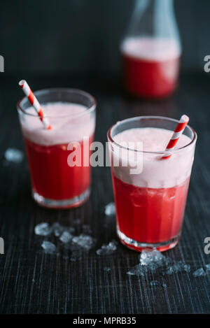 Getränk: Switchel, trinken mit Ingwer, Apfelessig, Kokosnuss Wasser, Preiselbeersaft, Zitrone, cruched Eis, Honig Stockfoto