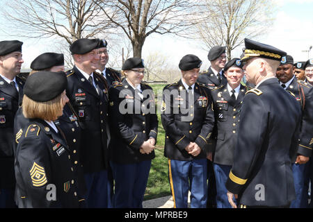 Major General Patrick D. Frank, 1. Inf. Div. und Fort Riley handelnden Führungskader, dank Mitglieder der 1. Inf. Div. Band für ihre Unterstützung und ihre Leistung während der Zeremonie zum Gedenken an Vereinigte Staaten Miteinbeziehung im ersten Weltkrieg an der National World War I Museum und Gedenkstätte in Kansas City, Missouri, April 6. (Sgt. Michael C. Roach, 19. Public Affairs-Abteilung) Stockfoto