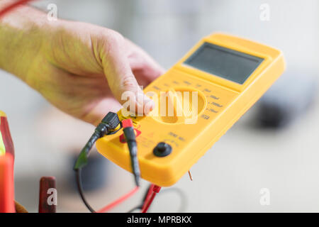 Nahaufnahme der Elektriker holding Voltmeter Stockfoto