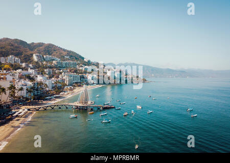 Mexiko, Jalisco, Luftaufnahme von Playa Los Muertos, Strand und Pier in Puerto Vallarta Stockfoto