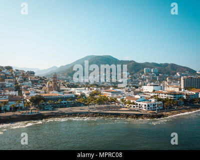 Mexiko, Jalisco, Puerto Vallarta, Altstadt, Kirche Unserer Lieben Frau von Guadalupe und El Malecon boardwalk Stockfoto