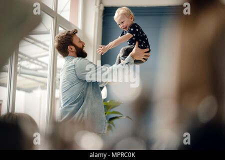 Vater und Sohn gemeinsam amüsiert zu Hause Stockfoto