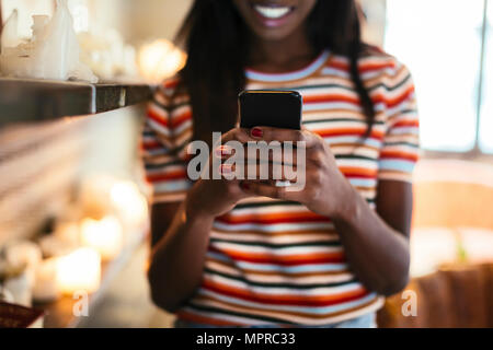 Frauenhand holding Smartphone, close-up Stockfoto