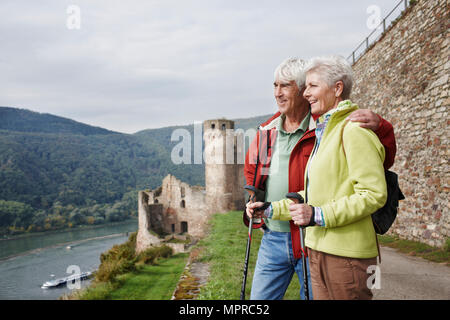 Deutschland, Rheingau, gerne älteres Paar in Aussicht suchen Stockfoto