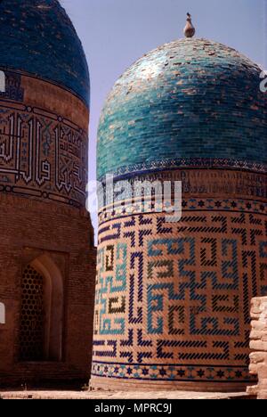 Kuppeln der Mausoleum, Shah-i-Zinda Komplex, Samarkand, 14.-15. Jahrhundert, (c 20). Künstler: CM Dixon, Unbekannt. Stockfoto