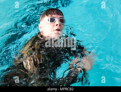 CPL. Christophe D. Black führt Abstand schwimmen während ein Scout Sniper Screener in Camp Lejeune, North Carolina, 3. April 2017. Die Screener testeten die Marines Fähigkeit, grundlegende Infanterie Aufgaben um die am besten geeigneten Kandidaten für den Scout Sniper-Grundkurs zu finden. Schwarz ist ein Teamleiter mit 8. Marine Regiment, 2. Bataillon, 2. Marine-Division. (Foto vom US Marine Corps) Stockfoto