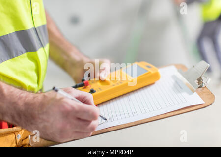 Nahaufnahme der Elektriker Notizen Stockfoto