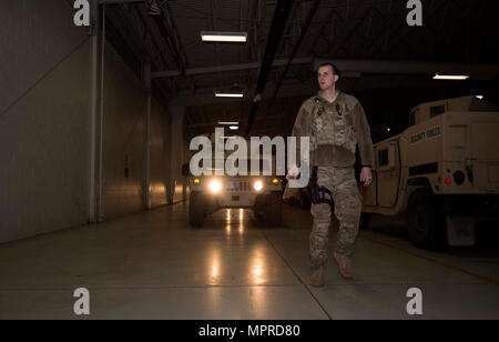 Senior Airman Michael Ripple, 791st Rakete Sicherheit Kräfte Reaktion Kraft Geschwaderführer, führt einen Humvee in Minot Air Force Base, N.D., 28. März 2017. Kontrollen erfolgen durch die Flieger auschecken ein Fahrzeug für den Einsatz. (U.S. Air Force Photo/Flieger 1. Klasse Austin M. Thomas) Stockfoto