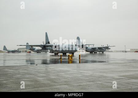 Ein U.S. Marine Corps KC-130J Hercules mit Marine Antenne Refueler Transport Squadron (VMGR) 152, Taxis zu den Flug während der Luftfahrt Boden auftanken Training mit Marine Fighter Attack Squadron (Vmfa) 121 bei Marine Corps Air Station Iwakuni, Japan, 11. April 2017 ausgeliefert. Die ADGR markierte die erste Entwicklung dieser Form der Betankung des VMFA-121 F-35B Blitz II Flugzeuge, und es erhöht die Fähigkeit des Geschwaders von C-130 Flugzeugen in strengen Standorte, wenn andere Ressourcen sind möglicherweise nicht verfügbar, tanken. Stockfoto