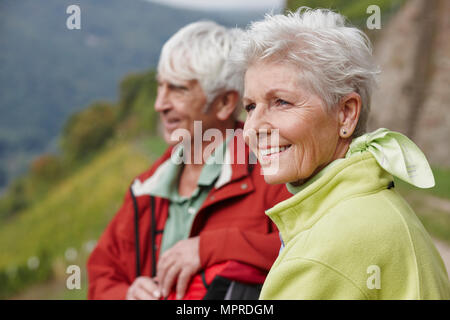 Portrait von gerne ältere Frau mit Partner in thew Hintergrund Stockfoto