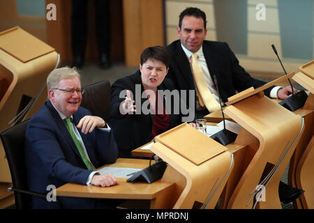 Der schottischen konservativen Parteivorsitzenden Ruth Davidson, neben Jackson Carlaw (links) und Maurice Golden (rechts), während der erste Minister der Fragen bei den schottischen Parlament in Edinburgh. Stockfoto