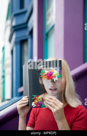 Frau mit Gesicht mit Buch, lesen Poesie Stockfoto