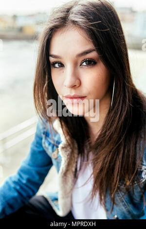 Porträt einer schönen Brünette Frau im freien Stockfoto