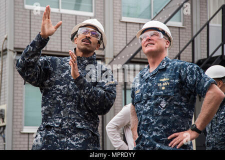 SASEBO, Japan (11. April 2017) Cmdr. Severn Stevens, kommandierender Offizier der Whidbey Island-Klasse amphibische Landung dock Schiff USS Germantown (LSD 42), Links, spricht mit Vice Adm. Tom Rowden, Commander, Naval Surface Force Pazifik, die während eines Besuchs auf dem Schiff. Rowden besucht Flotte Aktivitäten Sasebo, wo viele der eingesetzten Amphibious Force 7 Flotte stationiert sind, freuen Sie sich auf besser-einsatz Bereitschaft Herausforderungen verstehen und die Grundsätze der neuen Oberfläche kraft Strategie teilen. Stockfoto