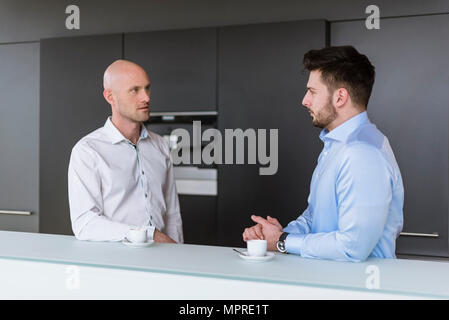 Zwei Geschäftsleute in einer Diskussion im Pausenraum Stockfoto