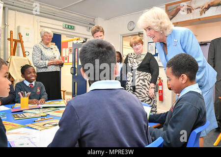 Die Herzogin von Cornwall verbindet in einer Bohnenstange lesen Sitzung mit Schülerinnen und Schüler der St. James Kirche von England Junior School, Gloucester. Stockfoto