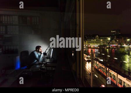 Unternehmer Arbeiten am Computer im Büro bei Nacht Stockfoto