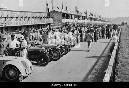 "Die langen Gruben: Vor Beginn des 24-Stunden-Rennen von Le Mans', 1937. Artist: Unbekannt. Stockfoto