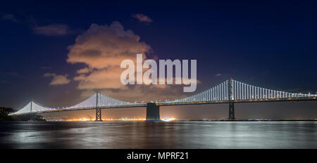 USA, Kalifornien, San Francisco, Oakland Bay Bridge bei Nacht Stockfoto