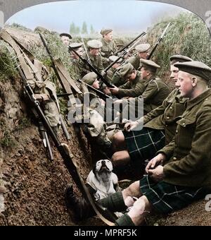 Ein Abschnitt der Seaforth Highlanders Schnappen eines Momente Atempause, Weltkrieg I, c 1914 - c 1918. Artist: Realistische Reisen Verlage. Stockfoto