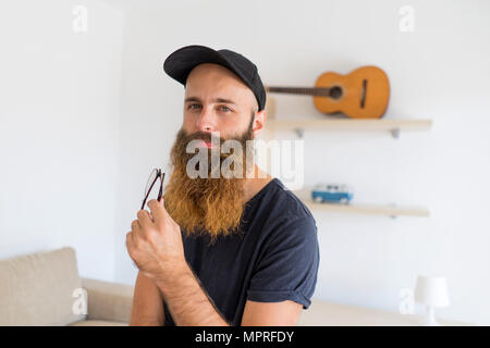 Portrait von bärtigen jungen Mann mit Baseball Cap Stockfoto