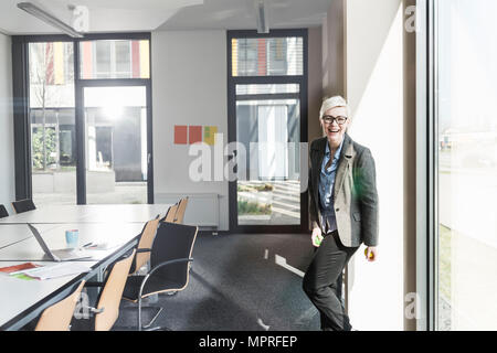 Porträt des lachenden Geschäftsfrau im Büro Stockfoto