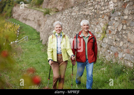 Deutschland, Rheingau, gerne älteres Paar zusammen wandern Stockfoto