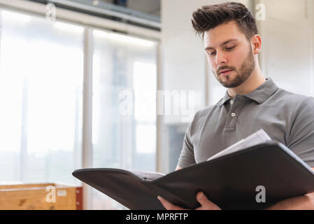 Mann auf Ordner in der Factory Stockfoto