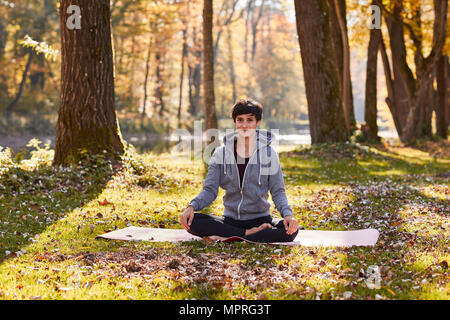 Mitte der erwachsenen Frau Yoga im Kanal Stockfoto