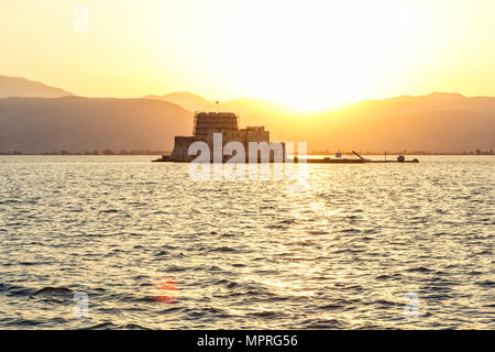 Griechenland, Peloponnes Argolis, Nauplia, Argolischer Golf, Blick auf die Burg Bourtzi bei Sonnenuntergang Stockfoto