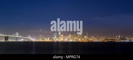 USA, Kalifornien, San Francisco, Golden Gate Bridge, Skyline bei Nacht, von Treasure Island gesehen Stockfoto