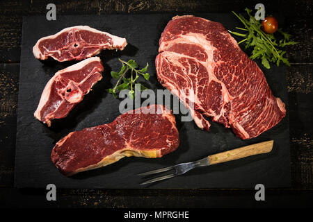 Rohes Fleisch, Roastbeef, amerikanische Chuck Eye Steak und Lammkotelett Stockfoto